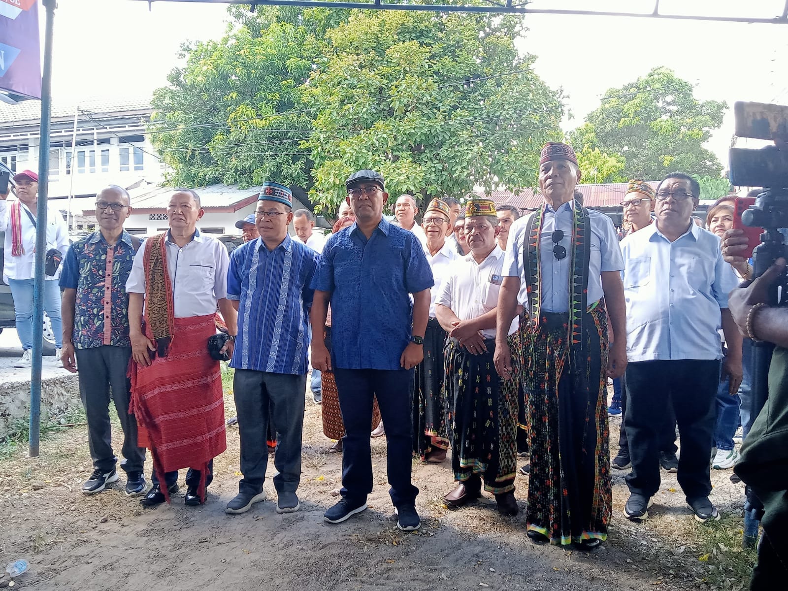 Pasangan Orias Petrus Moedak (keempat dari kiri) dan Sebastian Salang (ketiga dari kiri) saat datang mendaftarkan diri ke Dewan Pimpinan Daerah (DPD) Partai Demokrat Provinsi Nusa Tenggara Timur sebagai pasangan bakal calon gubernur dan bakal calon wakil gubernur pada pilkada 2024, Selasa (14/5/2024). Foto MEDIASI NTT.COM/BEN