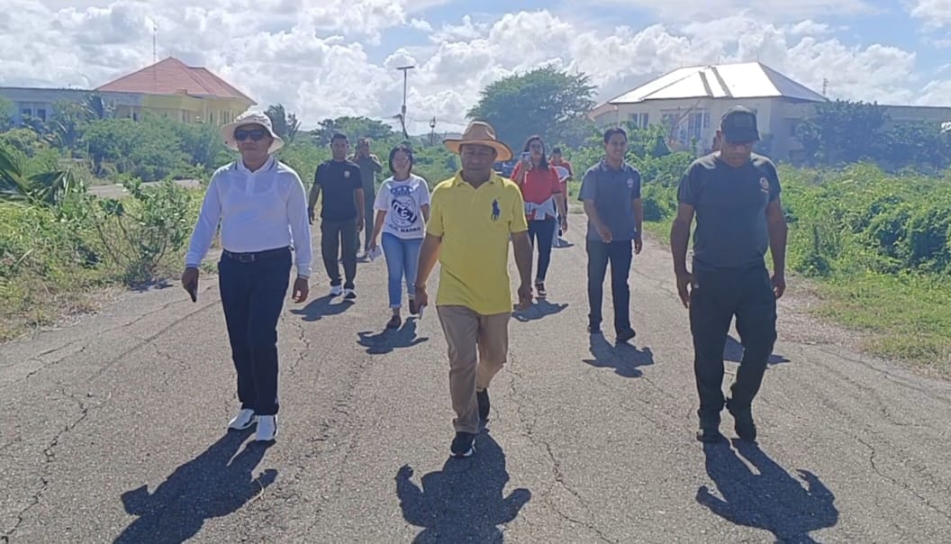 pantu bersih Penjabat Bupati Kupang Alexon Lumba (tengah) melakukan kunjungan ke sejumlah Perangkat Daerah dalam lingkungan Civic Center Oelamasi guna melihat secara langsung kondisi kebersihan lingkungan kantor. Foto Prokopim Setda Kabupaten Kupang.