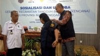 rompi Direktorat Manajemen Penanggulangan Bencana dan Kebakaran, Kementerian Dalam Negeri Evan Fardianto melakukan penyematan rompi gerakan kencana kepada Plt.Sekda Kabupaten Kupang, Novita Foenay.