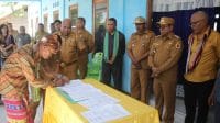 rumah sakit pratama Masyarakat Amfoang Kabupaten Kupang, Provinsi Nusa Tenggara Timur menandatangani penyerahan tanah untuk lokasi pembangunan Rumag Sakit Pratama di Wilayah Amfoang, Foto Prokopim Setda Kabupaten Kupang.