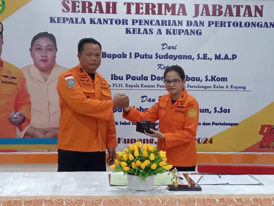 sertijab basarnas 1 Kepala Kantor Pencarian dan Pertolongan Kupang yang sebelumnya dijabat I Putu Sudayana, S.E., M.A.P (kiri) melakukan serahterima jabatan kepada Nanang Sigit P.H, S.IP., M.M. melalui Pelaksana Harian Kepala Kantor Pencarian dan Pertolongan Kupang Paula Dartya Mbau, S. Kom, (kanan) Jumat (31/5/2024). FOTO MEDIASI NTT.COM/BENY