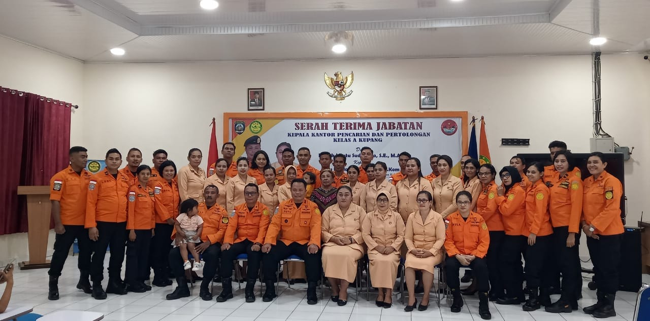 Acara serah terima jabatan Kepala Kantor Pencarian dan Pertolongan Kupang yang sebelumnya dijabat I Putu Sudayana, S.E., M.A.P kepada Nanang Sigit P.H, S.IP., M.M. melalui Pelaksana Harian Kepala Kantor Pencarian dan Pertolongan Kupang Paula Dartya Mbau, S. Kom, Jumat (31/5/2024). FOTO MEDIASI NTT.COM/BENY