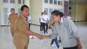 Penjabat Bupati Kupang Alexon Lumba saat melakukan sidak di Sekretariat DPRD Kabupaten Kupang, Selasa. Foto Prokopim Setda Kabupaten Kupang.