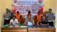 Kapolres Rote Ndao AKBP Mardiono (tengah) memberikan keterangan kepada wartawan terkait penangkapan terhadap ketiga tersangka terjadi pada Minggu (26/5)