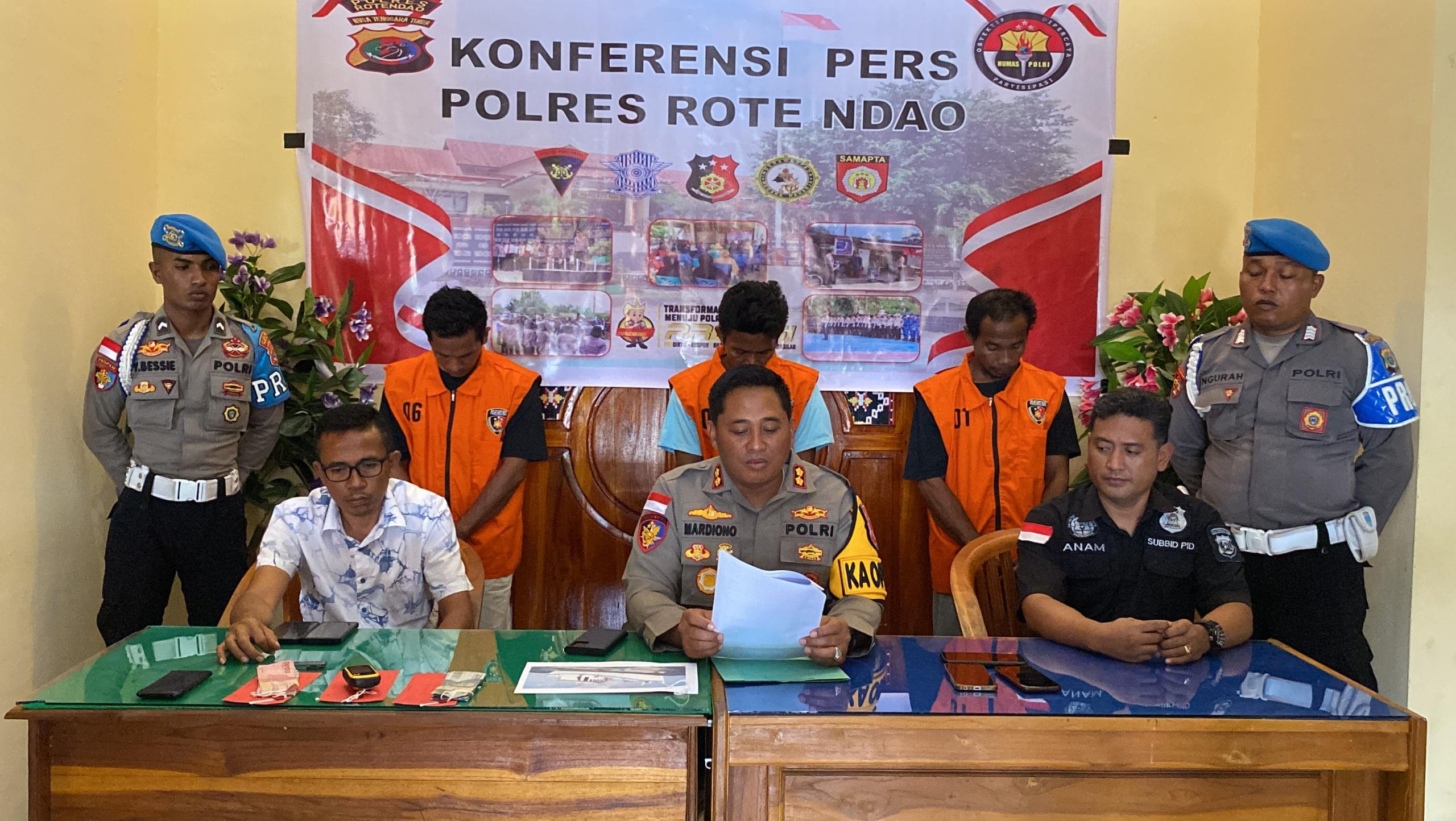 wna Kapolres Rote Ndao AKBP Mardiono (tengah) memberikan keterangan kepada wartawan terkait penangkapan terhadap ketiga tersangka terjadi pada Minggu (26/5)