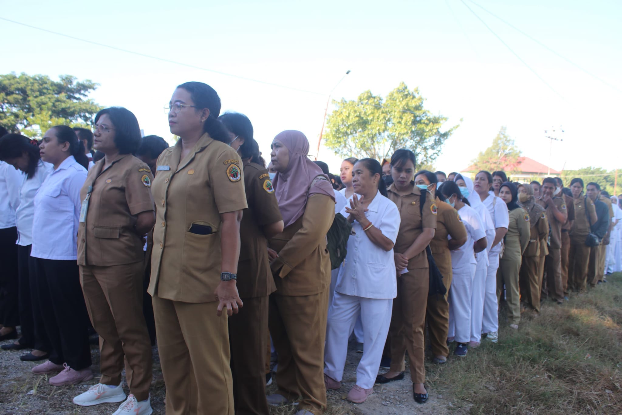 Para pegawai dan perawat diRSUD Naibonat sedang mengikuti apel pagi yang dipimpin langsung Penjabat Bupati Kupang Alexon Lumba di halaman depan RSUD Naibonat, Kelurahan Naibonat, Kecamatan Kupang TImur, Senin.