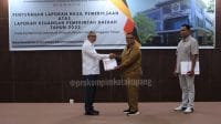 bpk 4 Kepala BPK RI Perwakilan Provinsi NTT Slamet Riyadi S.E., M.M., Ak., CA., CSFA saat menyerahkan Laporan Hasil Pemeriksaan (LHP) BPK atas Laporan Keuangan Pemerintah Daerah (LKPD) Kota Kupang Tahun 2023 kepada Pj Wali Kot Kupang Fahrensy P. Funay di Kantor BPK Perwakilan Provinsi NTT, Senin (10/6)