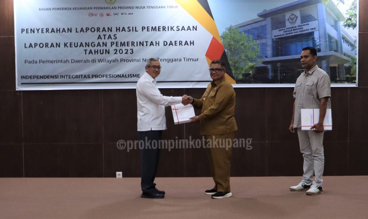 bpk 4 Kepala BPK RI Perwakilan Provinsi NTT Slamet Riyadi S.E., M.M., Ak., CA., CSFA saat menyerahkan Laporan Hasil Pemeriksaan (LHP) BPK atas Laporan Keuangan Pemerintah Daerah (LKPD) Kota Kupang Tahun 2023 kepada Pj Wali Kot Kupang Fahrensy P. Funay di Kantor BPK Perwakilan Provinsi NTT, Senin (10/6)