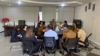 rapa 1 Plt. Kepala Badan Pendapatan Daerah Kota Kupang Pah B. S. Messakh melakukan konsolidasi dengan beberapa entitas dalam upaya untuk mewujudkan pengelolaan pajak dan retribusi daerah yang lebih baik seperti direkomendasikan Komisi Pemberantasan Korupsi (KPK) RI.