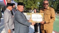 ser 2 Penjabat Wali Kota Kupang Fahrensy Priestley Funay menyerahan dua penghargaan inovasi dalam Kompetisi inovasi pelayanan publik (KOIN-YANLIK) tahun 2023 yang diselenggarakan Pemerintah Provinsi Nusa Tenggara Timur, usai Upacara Peringatan Hari Lahir Pancasila Tingkat Kota Kupang Tahun 2024, bertempat di Lapangan Upacara Kantor Wali Kota Kupang, Sabtu (1/6).
