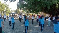 SENA 1 Kelompok peserta pelayanan Program Pengelolaan Penyakit Kronis (Prolanis) di Kota Kupang Provinsi Nusa Tenggara Timur antusias mengikuti senam masal bersama menyambut hari Ulang Tahun BPJS Kesehatan ke-56 tahun 2024, Sabtu. FOTO MEDIASI NTT.COM/BEN
