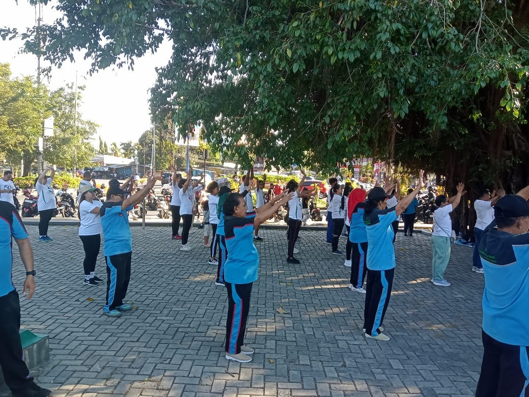 SENA 1 Kelompok peserta pelayanan Program Pengelolaan Penyakit Kronis (Prolanis) di Kota Kupang Provinsi Nusa Tenggara Timur antusias mengikuti senam masal bersama menyambut hari Ulang Tahun BPJS Kesehatan ke-56 tahun 2024, Sabtu. FOTO MEDIASI NTT.COM/BEN