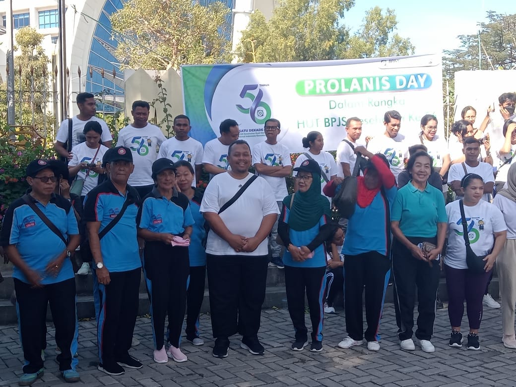 Peserta pronis yang ikut dalam kegiatan senam masal dalam rangka HUT BPJS Kesehatan ke-56 mendapat edukasi kesehatan yang disampaikan dr Tiara Mangera Sarambu dari Rumah Sakit Bhayangkara Titus Uli Kupang tentang bagaimana cara mencegah hipertensi. FOTO MEDIASI NTT.COM/BEN