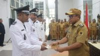 Sebanyak 157 kepala desa di Kabupaten Kupang Provinsi Nusa Tenggara Timur resmi menerima Surat Keputusan (SK) perpanjangan masa jabatan dari Pj Bupati Kupang, Alexon Lumba, Selasa (30/7). FOTO/HO-PROKOPIM SETDA KABUPATEN KUPANG