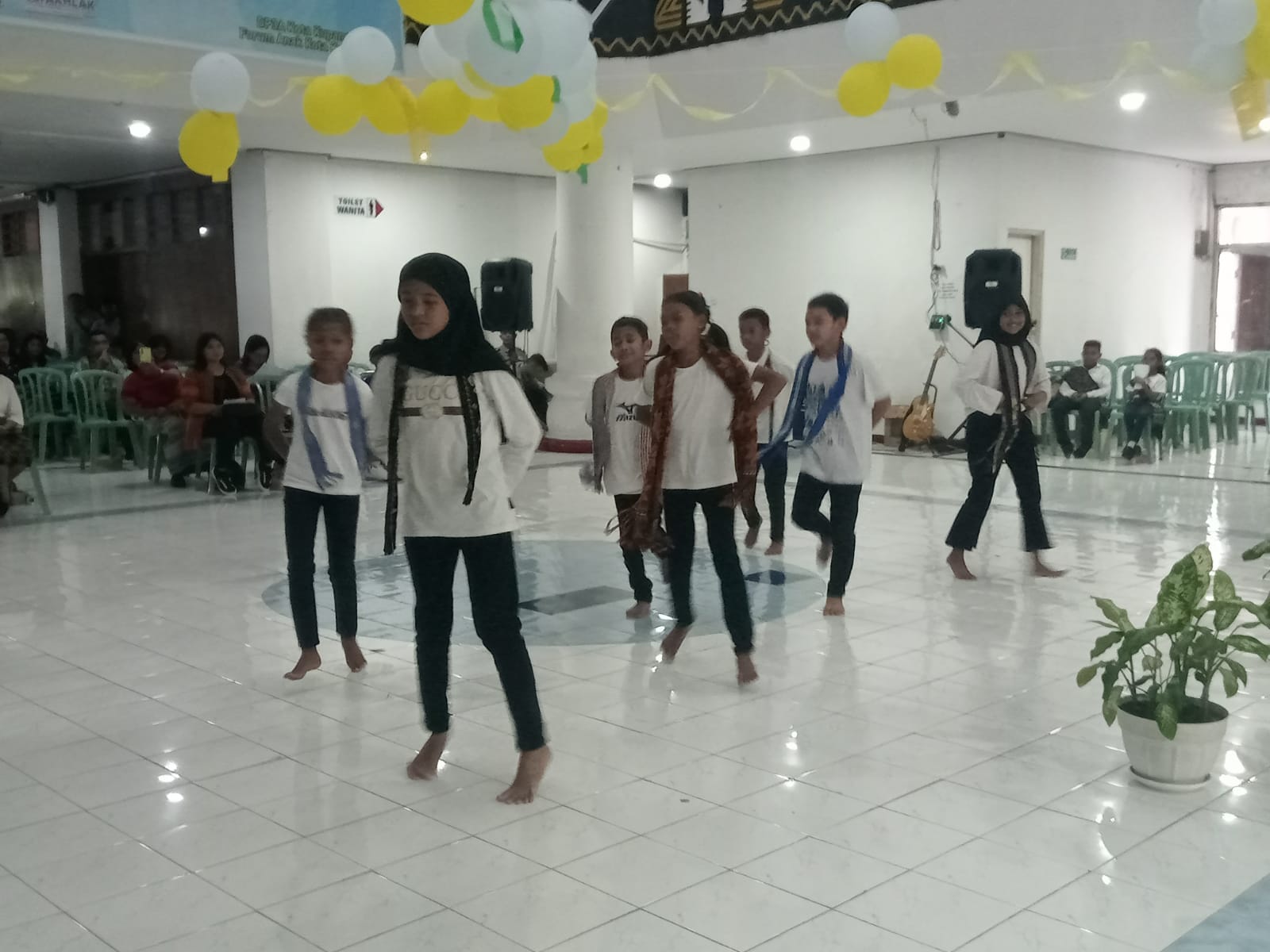 Peringatan Hari Anak Nasional (HAN) ke-40 Tingkat Kota Kupang, Selasa (30/7/2024) dirayakan anak-anak dengan tampil membawakan berbagai aneka tari-tarian untuk memeriahkan HAN tahun 2024. FOTO MEDIASI NTT.COM/BEN