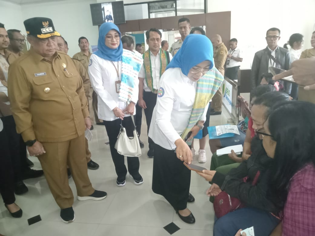 jkn Direktur Jaminan Pelayanan Kesehatan Badan Penyelenggara Jaminan Sosial (BPJS) Kesehatan, Lily Kresnowati ketika memantau secara langsung kegiatan pelayanan Jaminan Kesehatan Nasional (JKN) di Mall Pelayanan Publik Kota Kupang, Senin (22/7/2024). FOTO MEDIASI NTT.COM/BEN