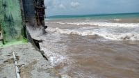 laut 6 Tinggi gelombang laut di wilayah perairan Selatan Kupang dan Perairan Rote Provinsi Nusa Tenggara Timur mencapai 2,5 meter sehinga sangat berisiko terhadap keselamatan pelayaran. FOTO/MEDIASI NTT.COM/BEN