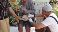 rabies kota baru 1 Drh Prima Haba Ora sedang melakukan vaksinasi terhadap hewan peliharaan warga di Kelurahan Kayu Putih, Kota Kupang, Jumat.
