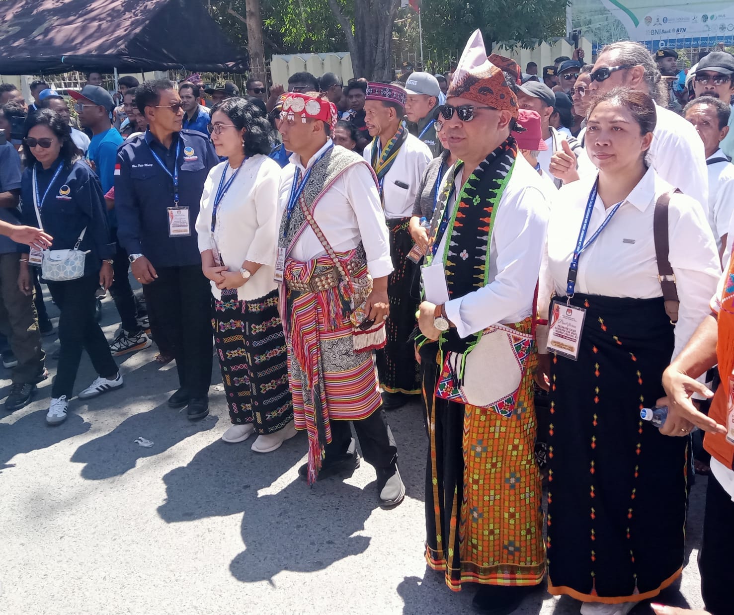 Pasangan calon Gubernur dan Wakil Gubernur Nusa Tenggara Timur Simon Petrus Kamlasi dan Adrianus Garu didampingi istri bersama rombongan saat menuju KPUD NTT. FOTO MEDIASI NTT.COM. BENY