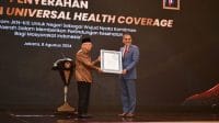 Presiden ISSA, Mohammed Azman (kanan) menyerahkan penghargaan yang diterima Wakil Presiden Republik Indonesia, Ma'ruf Amin (kiri) sebagai pengakuan internasional dari International Social Security Association (ISSA) atas keberhasilan Indonesia dalam mencapai Universal Health Coverage (UHC), Kamis (8/8).