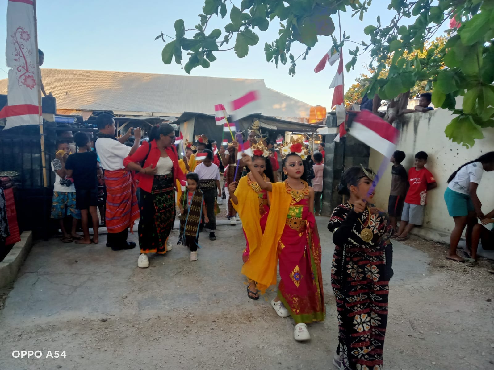 Kegiatan festival budaya multietnis di Kelurahan Fatubesi juga diramaikan dengan penampilan anak-anak yang tampil dengan busana khas Bali. FOTO/MEDIASI NTT.COM/BEN