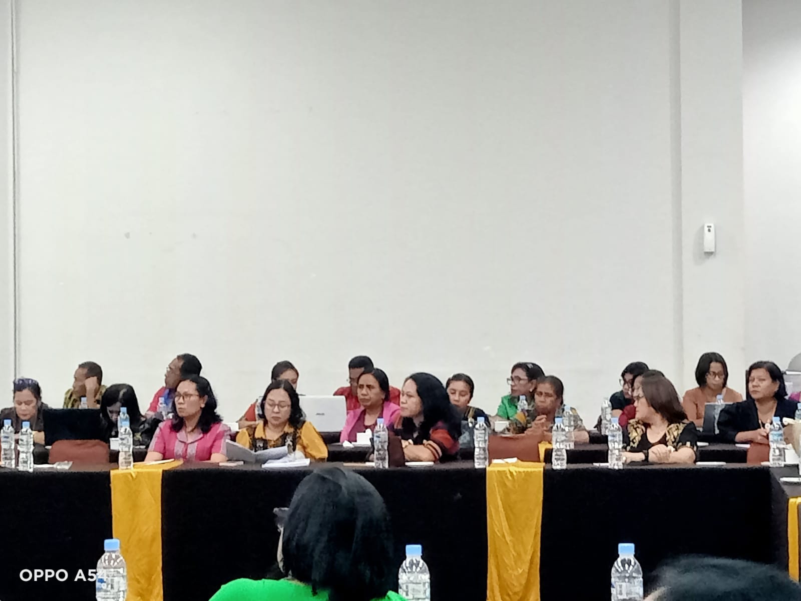 Para peserta dari berbagai Organisasi Perangkat Daerah (OPD) lingkup Setda Kota Kupang sedang mengikuti kegiatan evaluasi Pengarustamaan Gender ((PUG) tingkat Kota Kupang di Kupang, Kamis. Foto MEDIASI NTT.COM/BEN