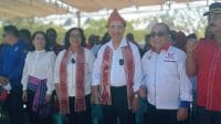 jeriko 1 Calon Wali Kota dan Wakil Wali Kota Kupang, Jefri Riwu Kore dan Lusia Adinda Leburaya saat melakukan deklarasi yang berlangsung di alun-alun Kota Kupang di Kecamatan Kelapa Lima, Selasa, (27/8). FOTO MEDIASI NTT.COM/BEN