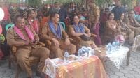 naimata fes Asisten Perekonomian dan Pembangunan Sekda Kota Kupang, Ignasius Repelita Lega (kedua dari kiri) ketika membuka kegiatan pentas seni budaya dan fashion show tingkat Kelurahan Naimata dalam rangka perayaan HUT RI ke-79 di Naimata, Senin. FOTO/MEDIASI NTT.COM/BEN