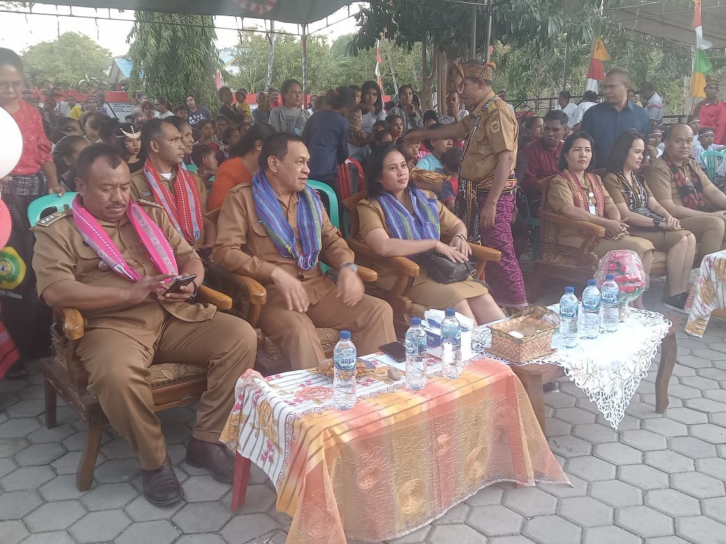naimata fes Asisten Perekonomian dan Pembangunan Sekda Kota Kupang, Ignasius Repelita Lega (kedua dari kiri) ketika membuka kegiatan pentas seni budaya dan fashion show tingkat Kelurahan Naimata dalam rangka perayaan HUT RI ke-79 di Naimata, Senin. FOTO/MEDIASI NTT.COM/BEN
