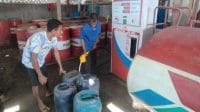pertamina 3 Seorang nelayan di Kota Kupang, Provinsi Nusa Tenggara Timur sedang mengisi BBM bersubsidi. Foto HO- Humas Pertamina.