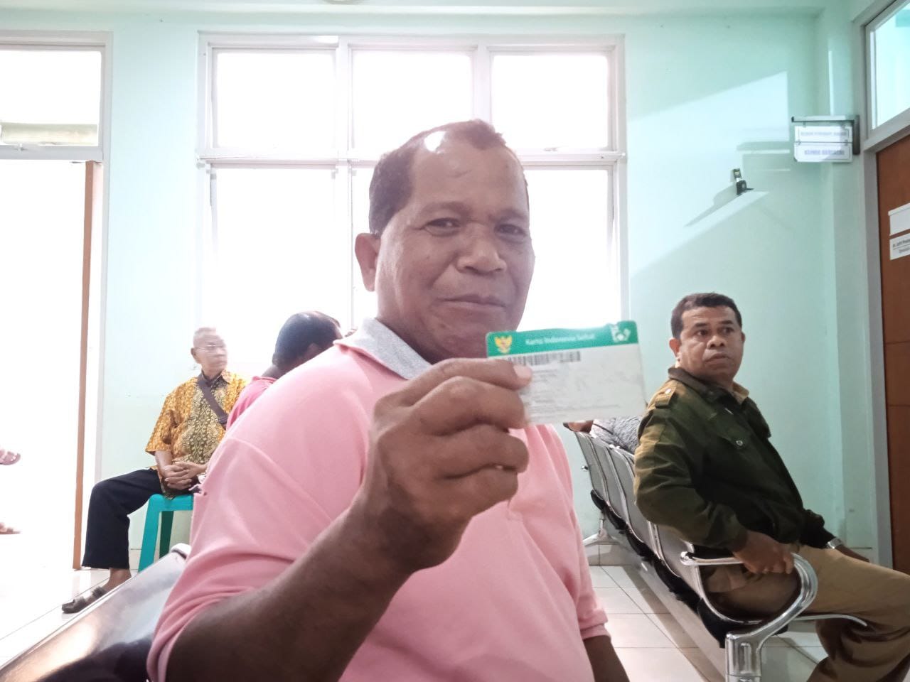 petrus Petrus Siga, seorang peserta JKN yang merupakan pensiunan guru, dengan semangat membagikan pengalaman luar biasanya terkait pengalamannya berobat menggunakan JKN di Rumah Sakit St. Carolus Boromeus.