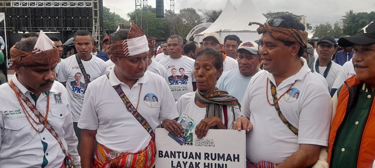 IMG-20240923-WA0109 Calon Gubernur Nusa Tenggara Timur Simon Petrus Kamlasi (kedua dari kiri) didampingi Calon Wakil Gubernur Adrianus Garu (kedua dari kanan) saat menyerahkan secara simbolis rumah layak huni kepada Katarina Nitbani warga Kabupaten Timor Tengah Selatan.