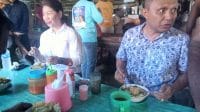 Calon Gubernur NTT, Smon Petrus Kamlasi sedang menikmati mie Aym yang dijual pedagan di Pasar Oeba, Kota Kupang,Jumat.