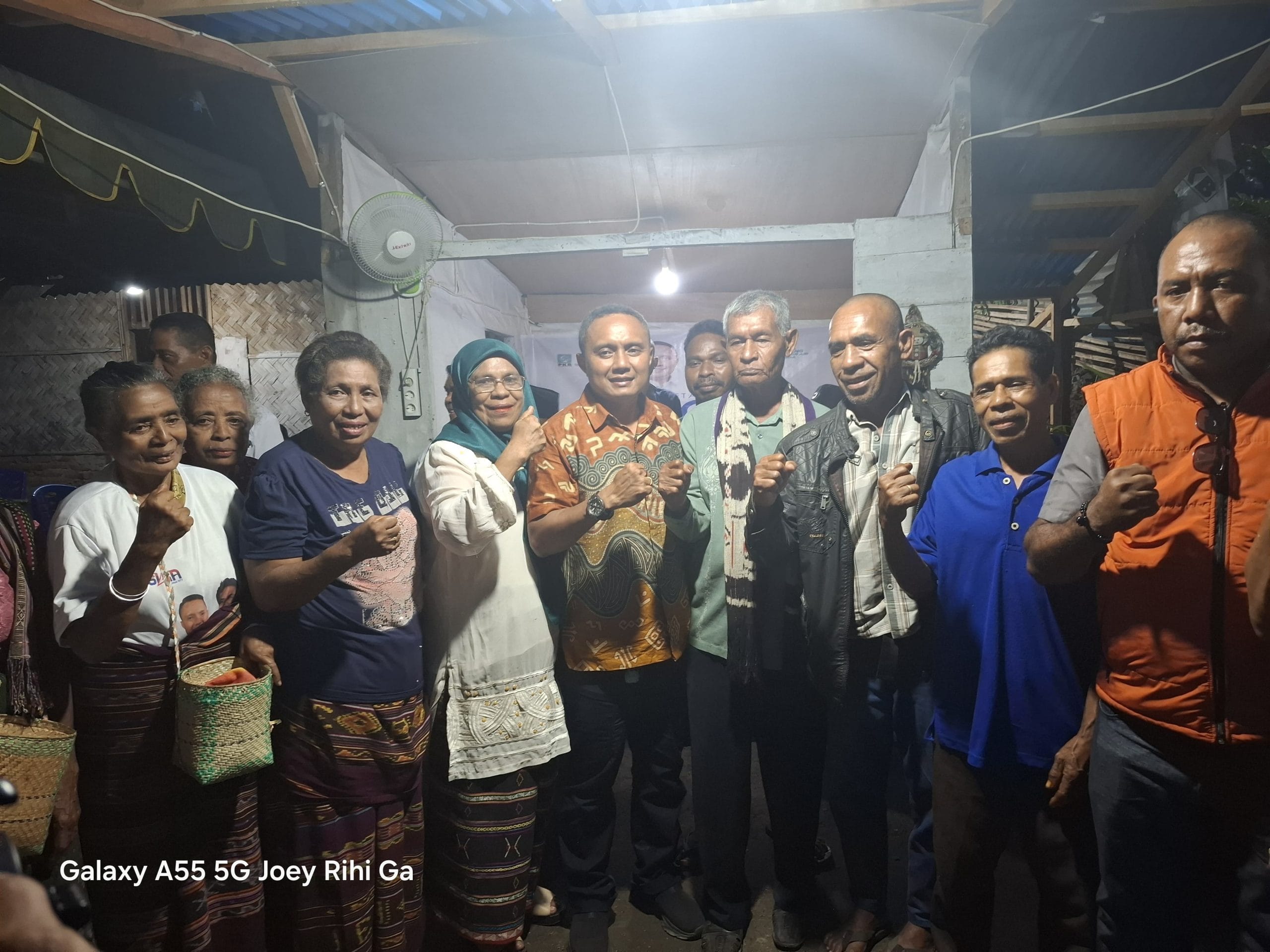 Masyarakat Kabupaten Alor menyambut Calon Gubernur NTT, Simon Petrus Kamlasi saat melakukan safari politik ke daerah itu, Rabu.