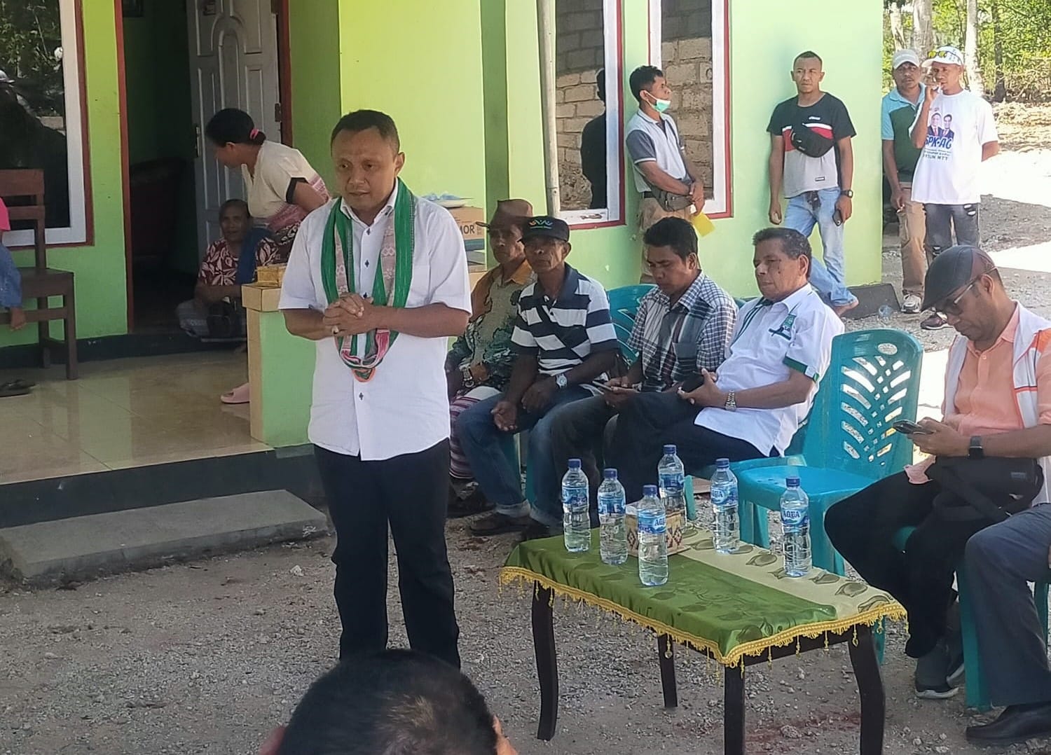 Calon Gubernur Provinsi Nusa Tenggara Timur nomor urut 3 Simon Petrus Kamlasi (SPK) melakukan kampanye tatap muka dengan warga Kelurahan Fatukoa, Kecamatan Maulafa, Kota Kupang, Nusa Tenggara Timur (NTT), Sabtu (28/9/2024).