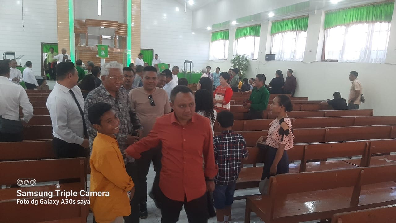 gereja kam Calon Gubernur Nusa Tenggara Timur Simon Petrus Kamlasi ditemani ibu Janse Helena mengikuti kebaktian bersama jemaat di Gereja Maranatha Soe. Hadir pula mendampingi mantan Bupati TTS 2 periode Paul Mella.