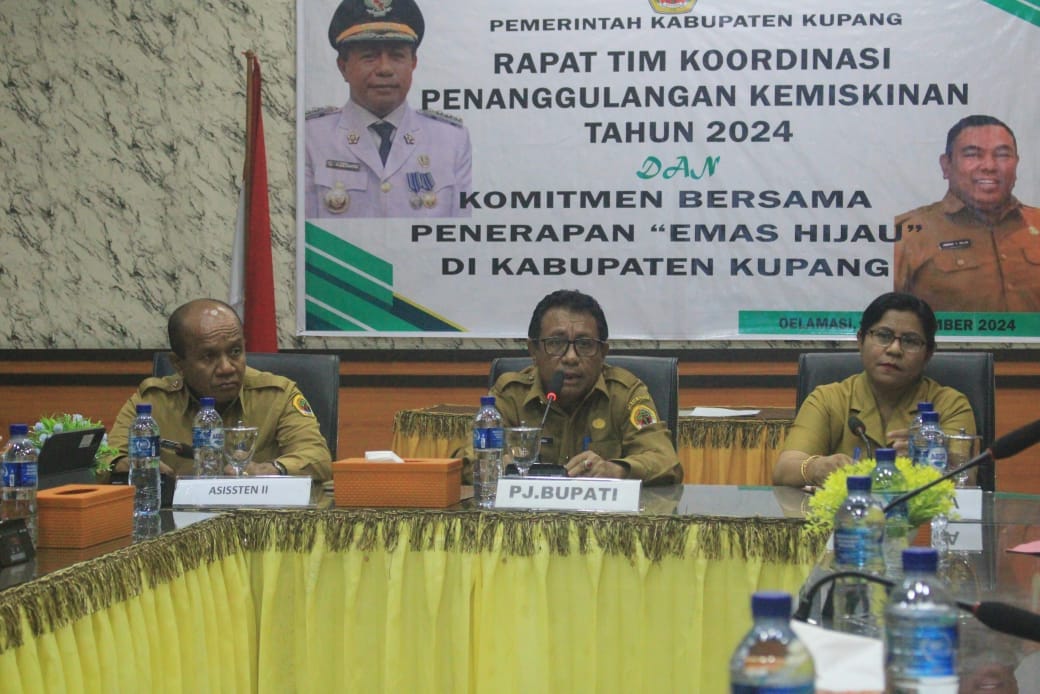 Pj Bupati Kupang Alexon Lumba (tengah) yang didampingi Plt.Sekda Novita Foenay (kanan), Asisten 2 Mesak Elfeto (kiri). Foto/HO-Prokopim Setda Kabupaten Kupang.