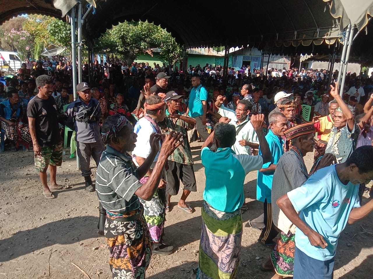 Ribuan massa menyambut kedatangan Calon Gubernur Nomor Urut 3, Simon Petrus Kamlasi (SPK) di Wini, Kecamatan Insana Utara, Kabupaten Timor Tengah Utara (TTU), Senin (30/9/2024).