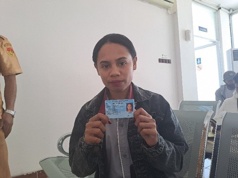 Lidia (24) salah satu peserta yang ditemui sedang mengurus pengadministrasian untuk mengubah Fasilitas Kesehatan Tingkat Pertama (FKTP) ke klinik atau Puskesmas yang lebih dekat dengan tempat tinggalnya di Kota Kupang.