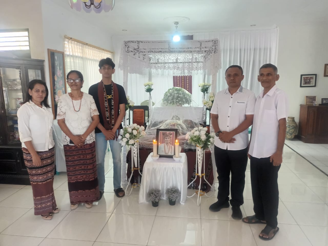 melayat Calon Gubernur Nusa Tenggara Timur (NTT) periode 2024-2029 nomor urut 3 Simon Petrus Kamlasi (SPK), Jumat (27/9/2024) menyempatkan diri melayat ke rumah duka Raja Kupang, Leopold Nicholas Nisnoni, di Kelurahan Bakunase, Kota Kupang.