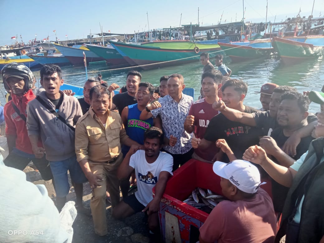 Para pedagang di Pasar Ikan Oeba, Kota Kupang mengaku kagum dengan kerendahan hati yang dimiliki Calon Gubernur Nusa Tenggara Timur Simpon Petrus Kamlasi sehingga layak menjadi Gubernur NTT.
