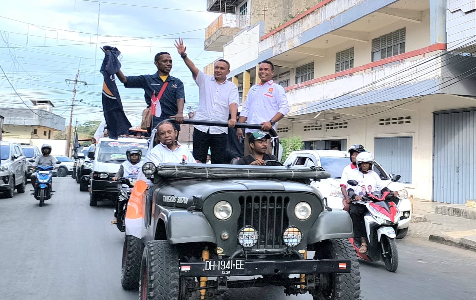 siaga belu 1 Calon Gubernur NTT, Simon Petrus Kamlasi diarak ribuan massa di Kota Atambua MULAI dari Bandara A.A Bere Tallo menuju hotel Paradiso membuat kota Atambua macet pada Kamis (19/9/2024).