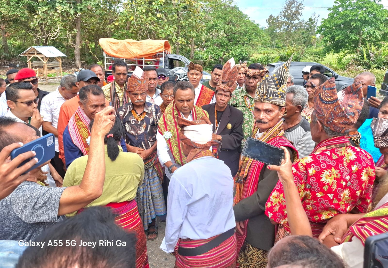siaga belu 2 Calon Gubernur NTT Simon Petrus Kamlasi disambut para tokoh adat Pulau Timor di Kabupaten Malaka.