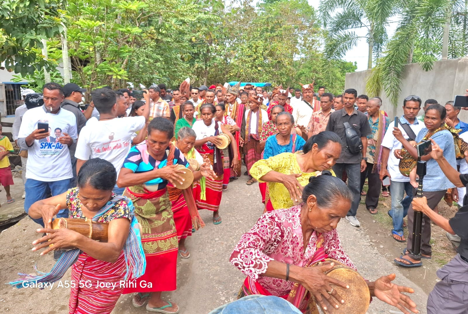 Masyarakat Malaka menyambut Calon Gubernur NTT, Simon Petrus Kamlasi dengan sangat antusias.