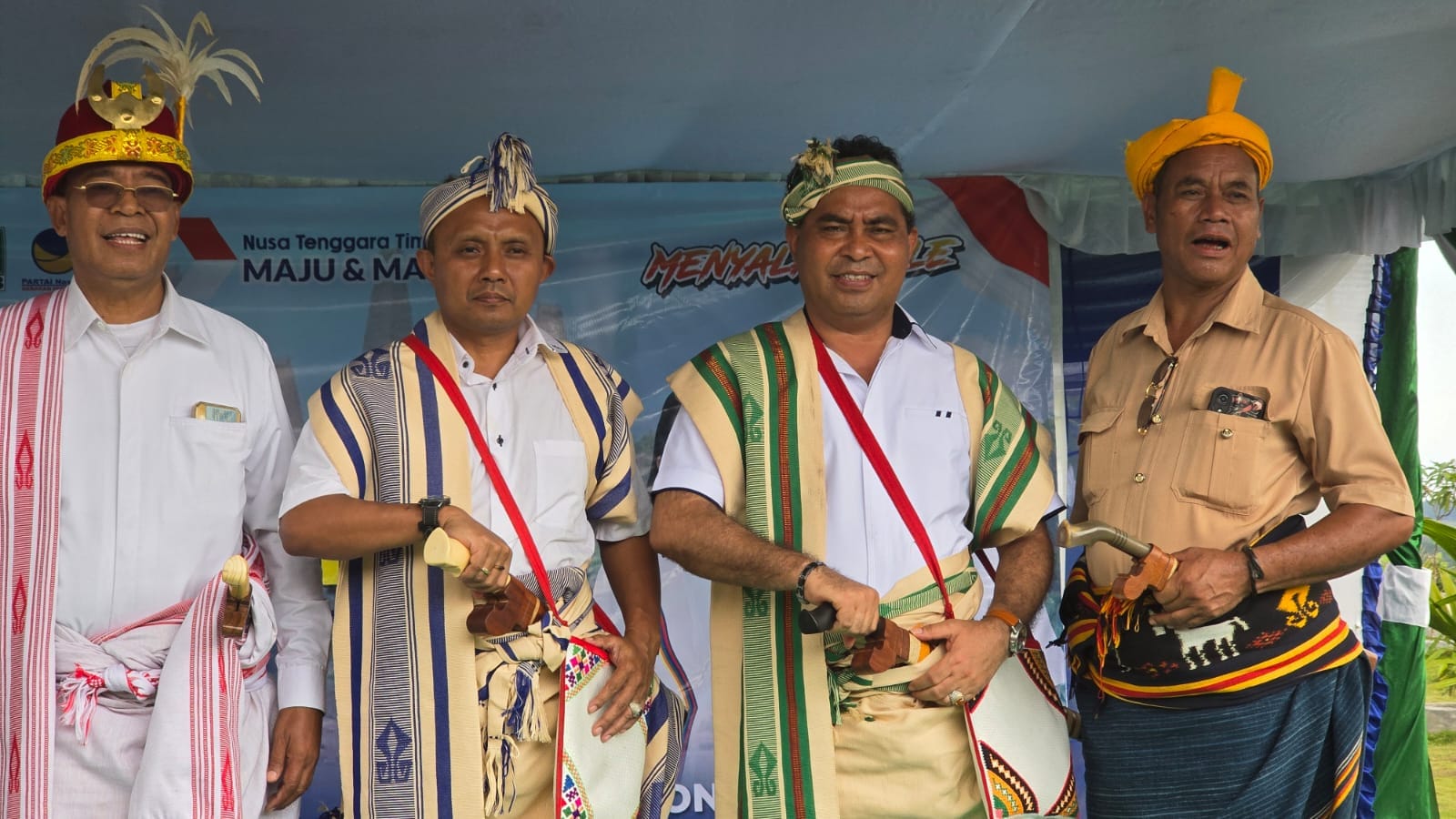 Safari politik yang dilakukan oleh Calon Gubernur dan Wakil Gubernur NTT, Simon Petrus Kamlasi dan Adrianus Garu, selalu memantik perhatian masyarakat. Tak bisa dipungkiri jika kehadiran pasangan yang dikenal dengan nama Paket SIAGA itu selalu menjadi medan magnet bagi masyarakat di Provinsi Nusa Tenggara Timur.