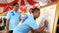tanda 5 Pasangan Calon Gubernur dan Calon Wakil Gubernur Provinsi NTT nomor urut 3 Simon Petrus Kamlasi-Adrianus Garu menandatangani naskah Deklarasi Pilkada Damai tahun 2024 di KPU NTT, Selasa. Foto HO-KPU NTT