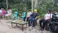 Ketua DPD II Partai Golkar Kabupaten Kupang Daniel Taimenas (kedua dari kanan) saat kegiatan di Kampung Bettuna, Desa Tunbaun, Kecamatan Amarasi Barat Kabupaten Kupang, Kamis (10/10). Foto-HO- tiktok sahabat dan taimenas.