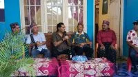 mag 1 Calon Wakil Gubernur NTT Adrianus Garu (ketiga dari kiri) saat berada di rumah Ketua Ikatan Keluarga Manggarai Kabupaten Ende, Kon Jati (kedua dari kanan)