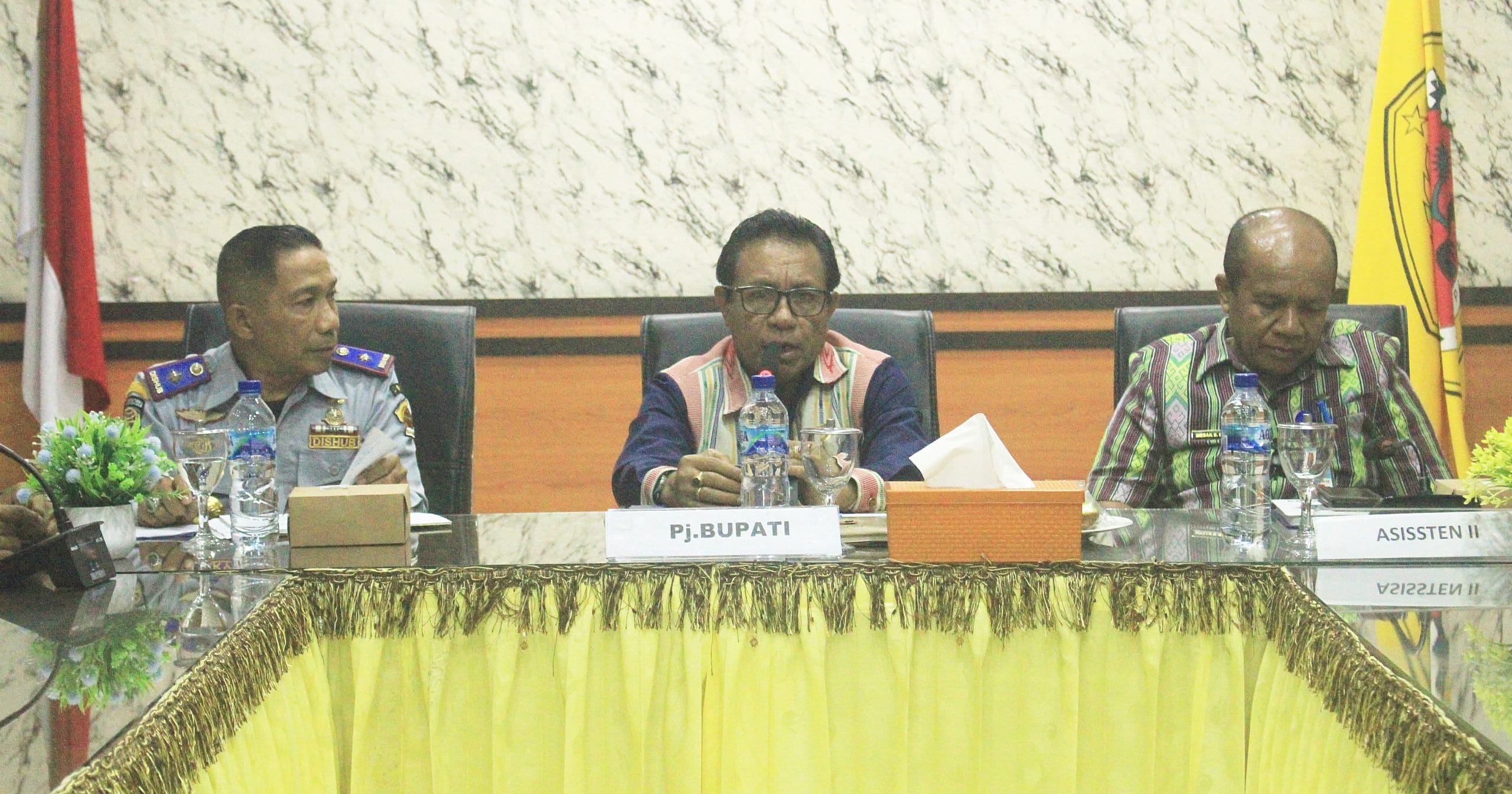 pj bu Penjabat Bupati Kupang Alexon Lumba bersama Asisten 2 Sekda Kabupaten Kupang Mesak Elfeto, dan Kepala Dinas Perhubungan Kabupaten Kupang Ricky Djo, Kamis, menerima kehadiran 18 orang siswa/siswi Sekolah Tinggi Transportasi Darat, yang melakukan praktik kerja lapangan selama tiga bulan di Kabupaten Kupang, Provinsi Nusa Tenggara Timur.