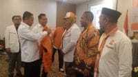 pks 1 Calon Gubernur NTT, Simon Petrus Kamlasi menyematkan rompi paket SIAGA kepada para kader PKS di NTT, Senin. Foto MEDIASI NTT.COM/BENY